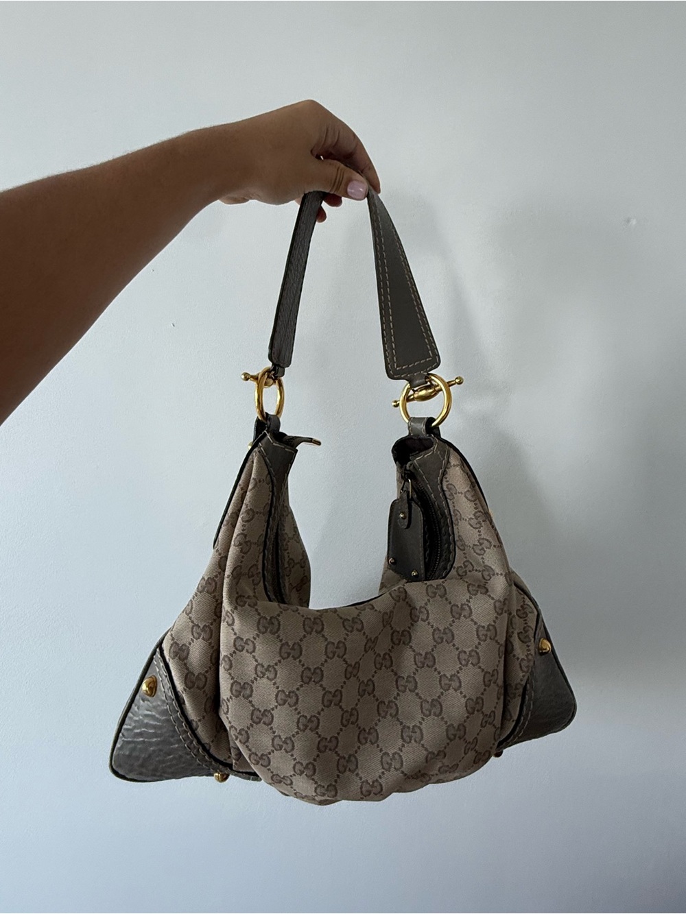AUTHENTIC VINTAGE Gucci GG Grey Shoulder Bag with Gold Hardware (RARE Color) - Picture 2 of 9